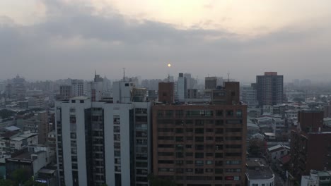 대기 오염을 많이 볼 수있는 일몰 동안 태양을 향해 타이베이에서 앞으로 나아갑니다.