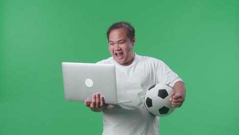 hombre emocionado viendo un partido de fútbol en línea