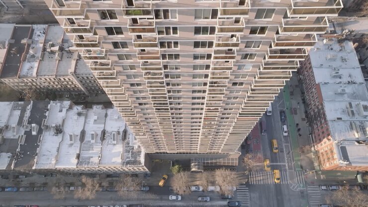 Vista aérea de um edifício de apartamentos arranha-céu no Upper East Side de Manhattan, Nova Iorque