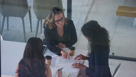 un grupo de jóvenes empresarias que tienen una reunión