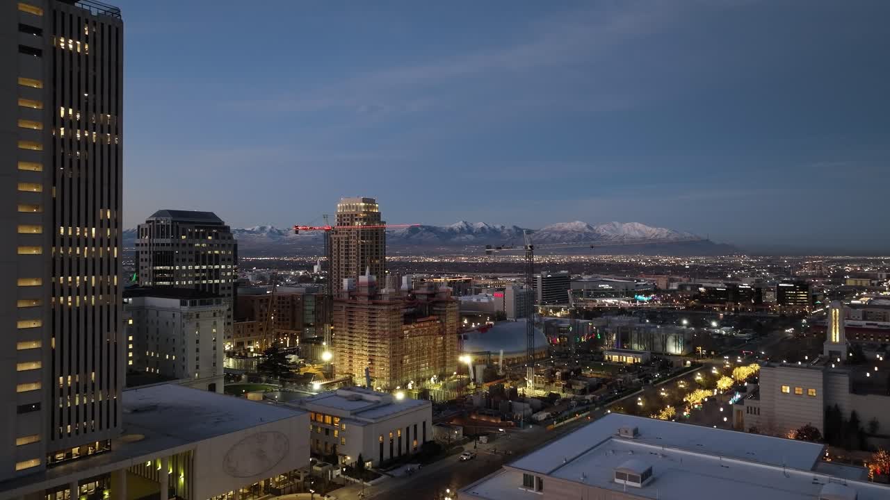 Centro di Salt Lake City, Utah di notte con lavori di costruzione a Temple Square - vista aerea.