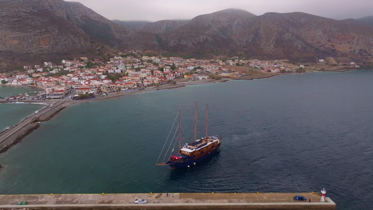 Mega yacht a vela ormeggiato al molo in acque calme del Mediterraneo, Grecia