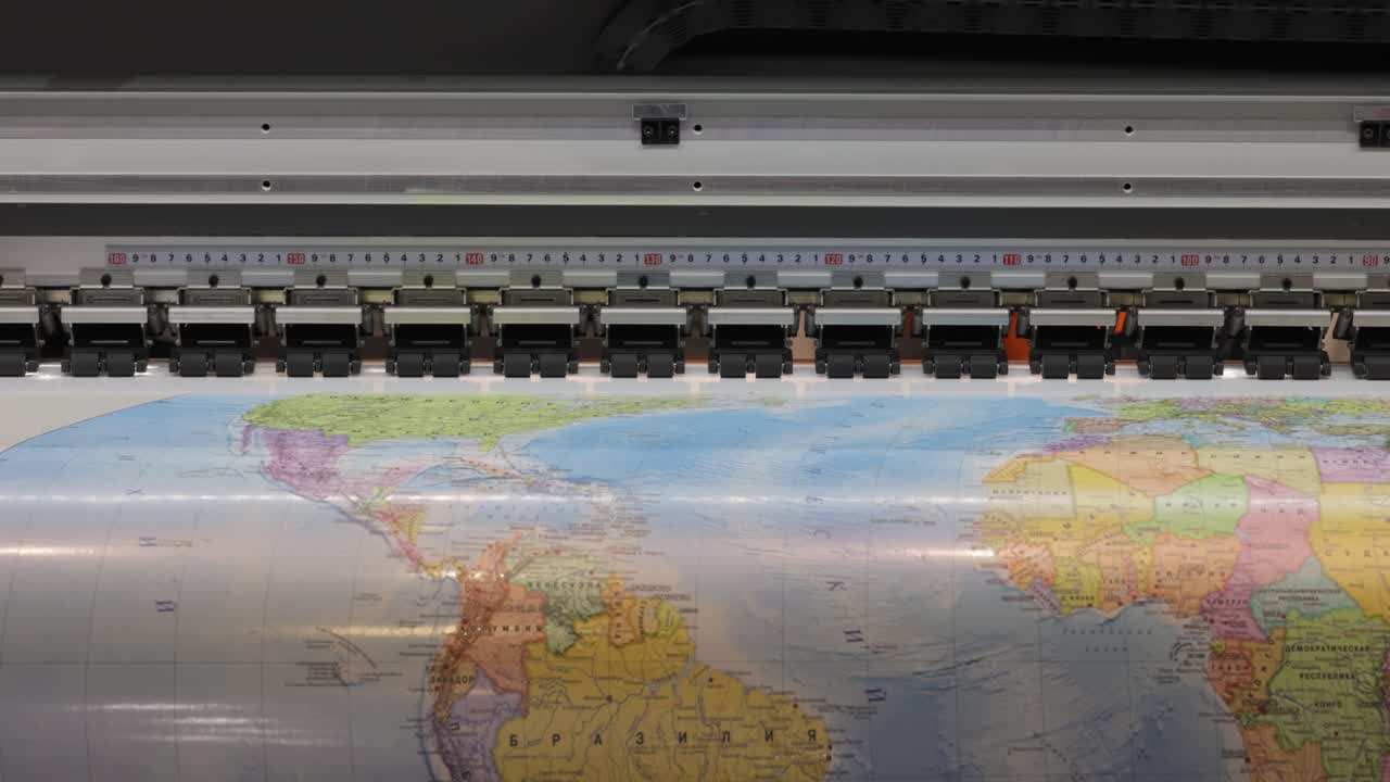 현대의 디지털 대형 자외선 프린터. 인쇄 생산 기술. 자외선 핀은 자외선 치료 가능한 잉크에 낮은 강도 자외선 복용량을 적용하는 과정입니다.