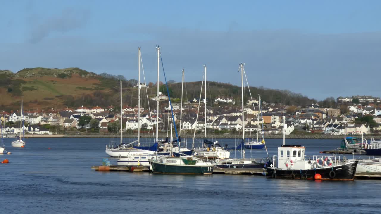 경치 좋은 언덕 해안가 관광 마을 풍경을 따라 정박해 있는 다양한 어선과 요트