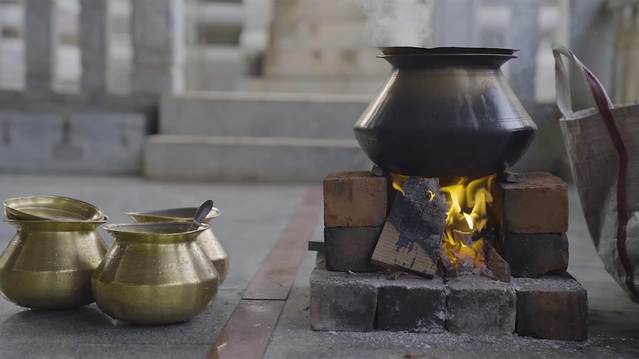статичный снимок с низкой точки зрения традиционных индийских предметов для пуджи, алюминий золотого цвета