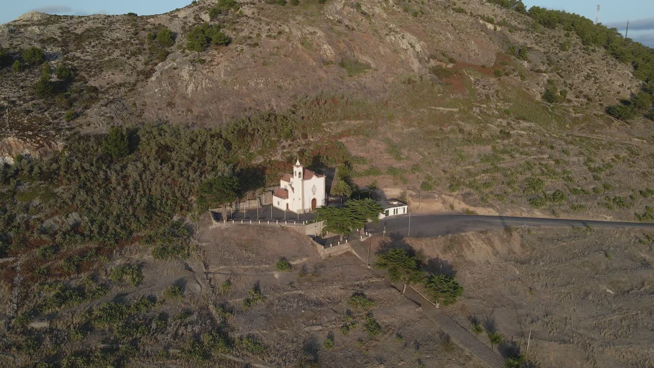 drone rodea la ladera donde se asienta la capilla de graca