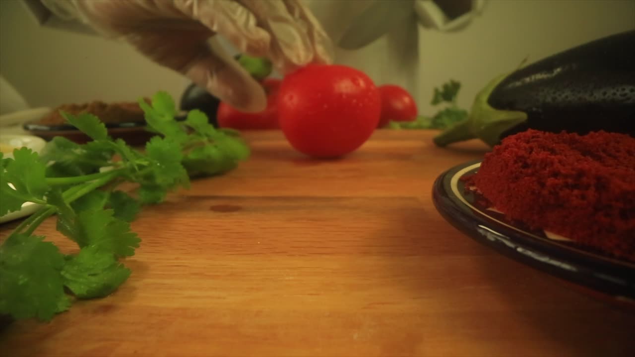 주방에서 기 보드에 신선한 생 토마토를 잘라내는 셰프의 영화적 클로즈업