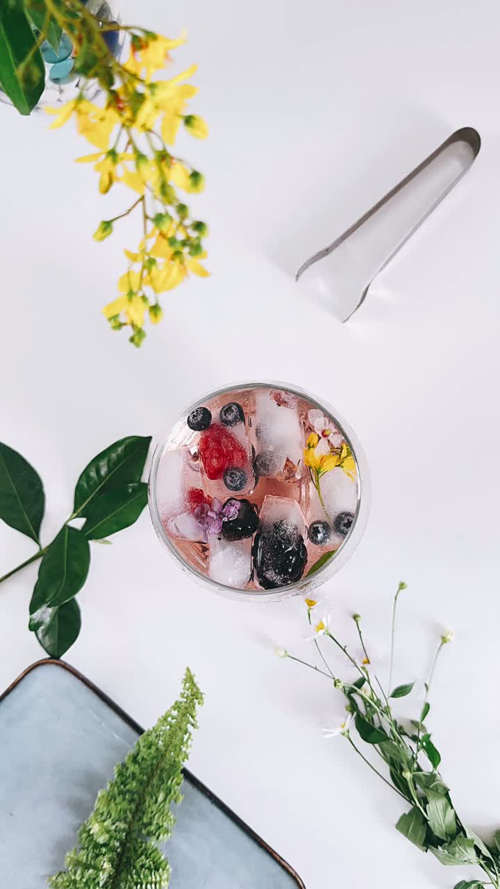 cóctel de frutas refrescante con hielo