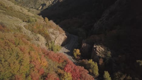 viaje a través del paisaje épico del gran cañón cottonwood en utah en otoño