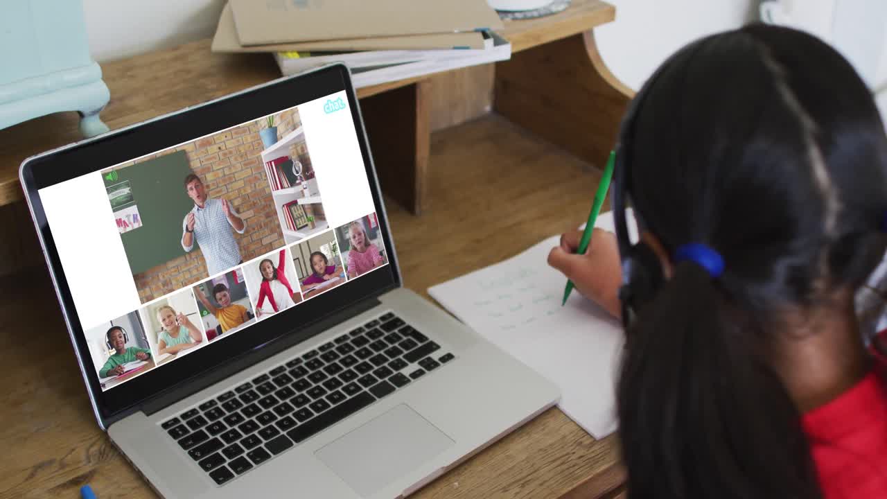 estudiante que usa una computadora portátil para una lección en línea en casa, con un maestro y una clase diversos en la pantalla