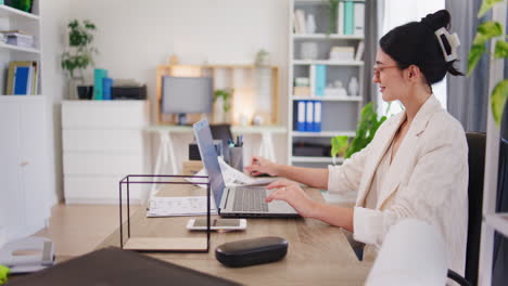 Zufriedene-Frau-Arbeitet-Am-Laptop-Im-Büro