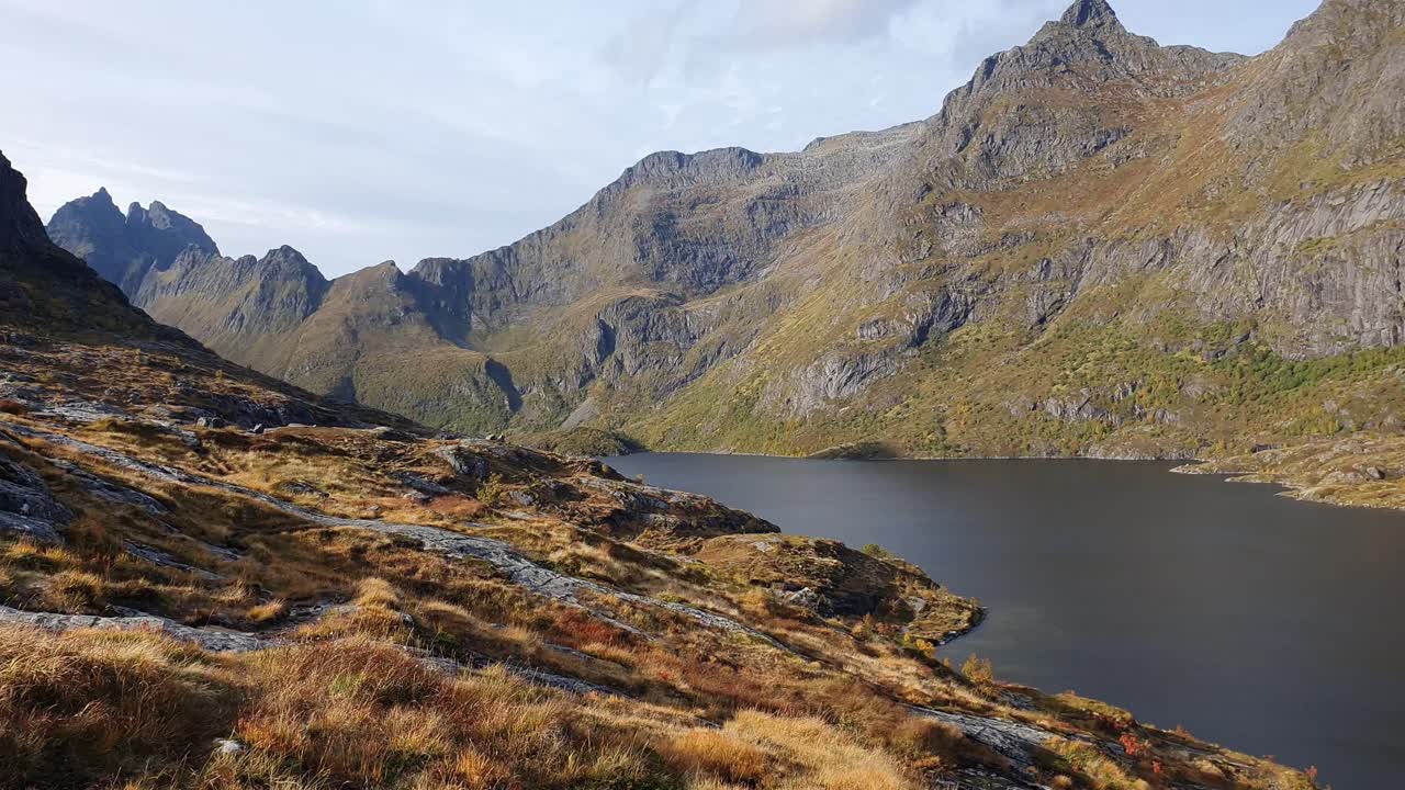 lago azul frente a montañas escarpadas en el norte de noruega