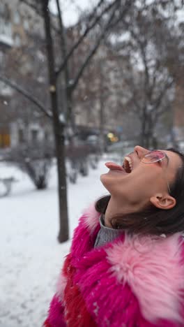 mujer disfrutando de la nieve en la ciudad