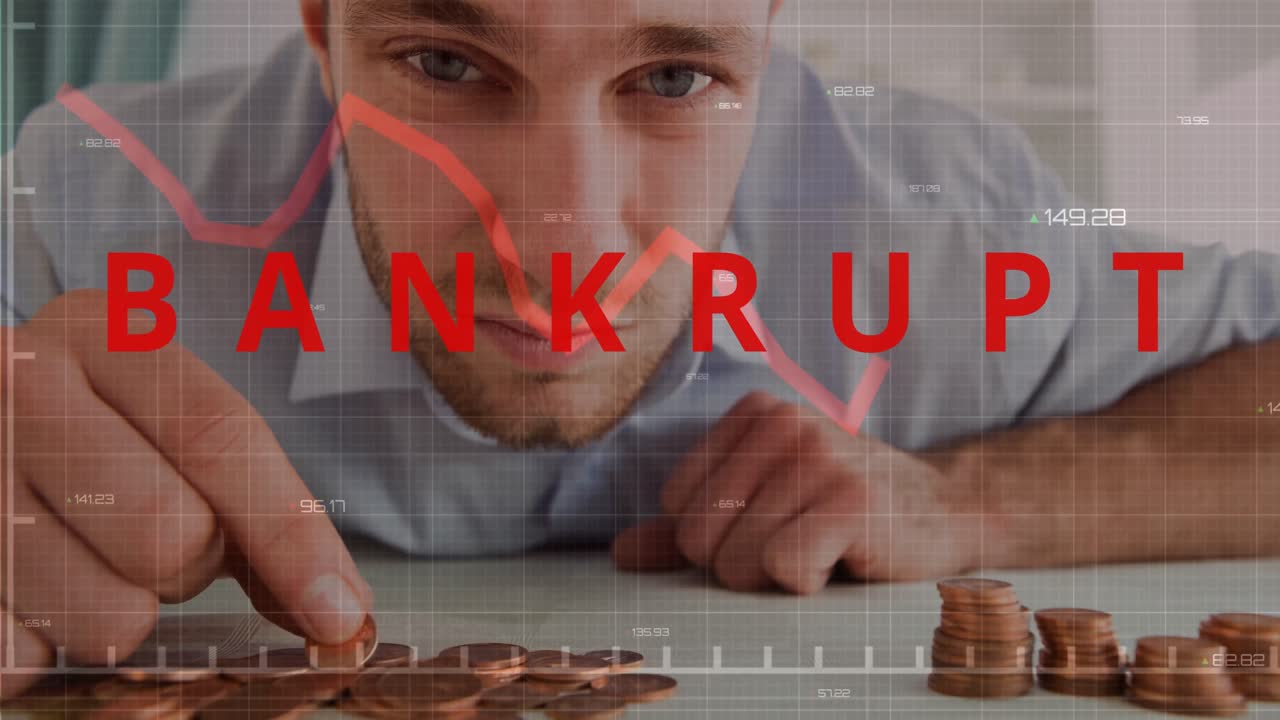 texto en bancarrota y gráfico rojo moviéndose contra el hombre tocando pilas de monedas