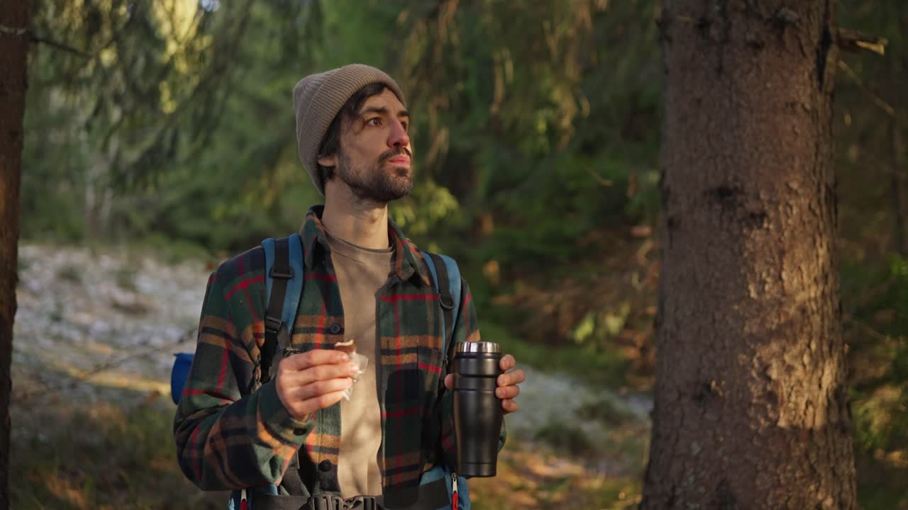 hombre caminando en el bosque