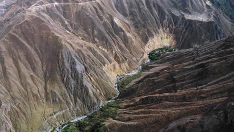 toma aérea sobre el cañón del colca en cabanaconde peru andes