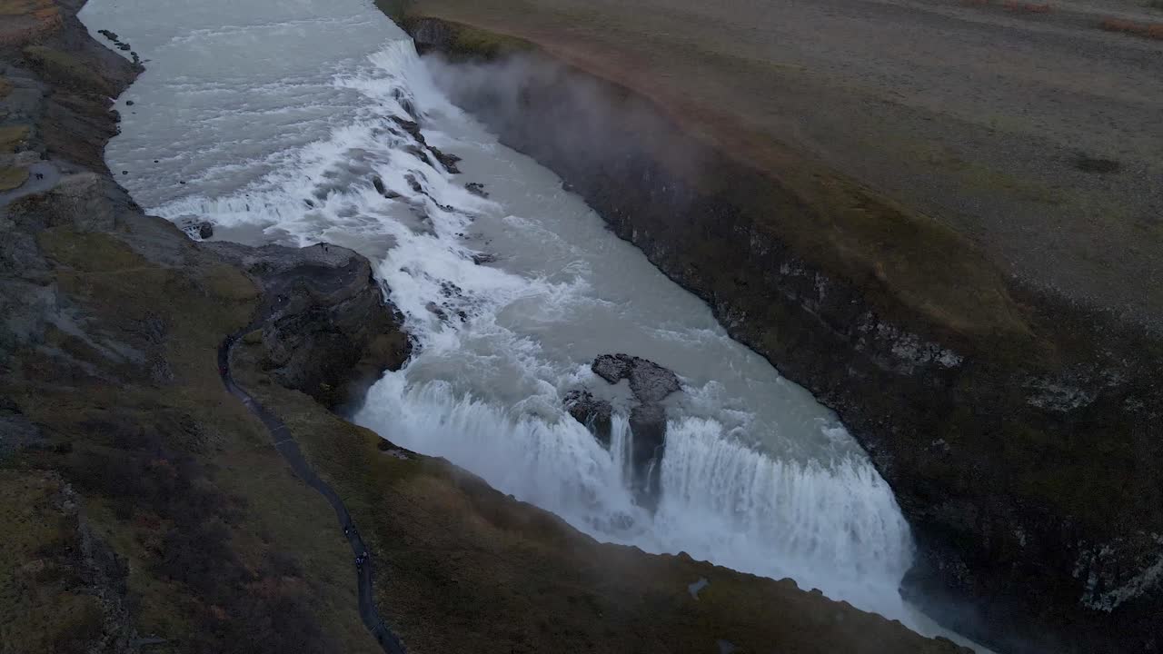 un dron se inclina sobre la cascada de gullfoss en islandia