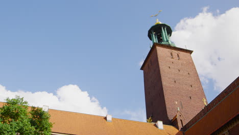 la cámara se inclina hacia arriba para revelar la historia histórica edificio del antiguo ayuntamiento punto de referencia en la ciudad de estocolmo suecia torre castillo medieval premio nobel banquete atracción turística ubicación edificio escandinavo nórdico