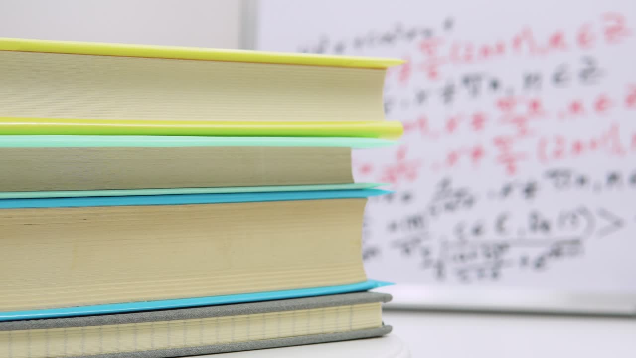 los libros de texto apilados en una columna giran alrededor de su eje en un soporte. concepto de educación