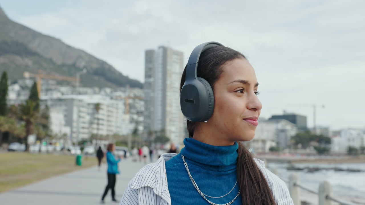 Donna che ascolta la musica all'aperto