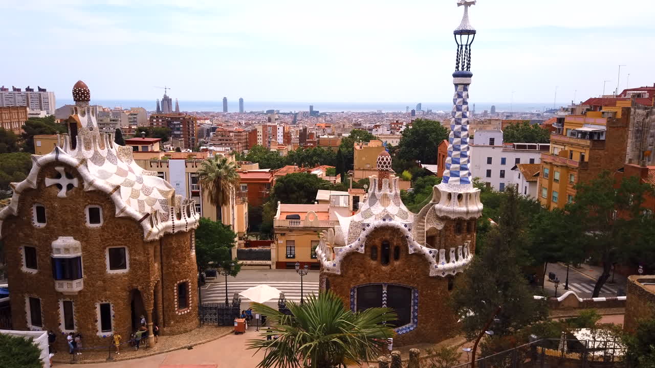 Barcellona, Spagna - 26 agosto 2022: vista degli elementi architettonici del Park Güell, situato sul Turó del Carmel