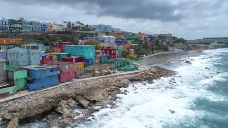 la perla en san juan puerto rico y las olas del océano cerca de las casas coloridas