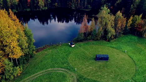 Remolque-De-Camping-Y-Sauna-Junto-A-Un-Lago-Pintoresco-En-Otoño---Revelación-De-Paralaje-Aéreo