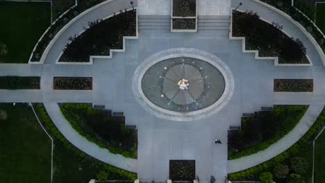 Templo-Mormón-Lds-En-Ogden,-Utah,-Vuelo-De-Drones-Volando-Al-Atardecer-En-Una-Hermosa-Noche-De-Verano-Mientras-La-Cámara-Mira-Hacia-Abajo-Sobre-La-Fuente-De-Agua-En-Los-Terrenos-Del-Templo-Y-Se-Acerca-Y-Aleja