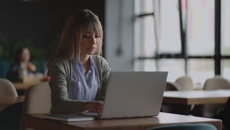 Online-work-at-the-laptop-of-an-Asian-woman-on-campus