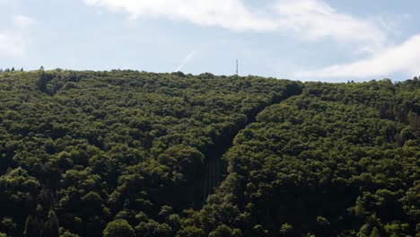 Lapso-De-Tiempo-Estático-De-Algunas-Nubes-Volando-Sobre-Una-Exuberante-Ladera-De-La-Región-De-Mosela-En-Alemania-Occidental