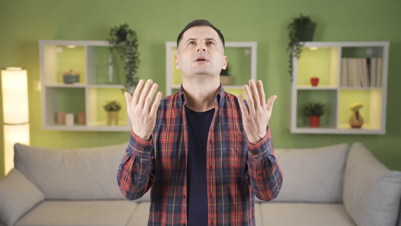 집에서 기도하는 무슬림 남자. 이슬람 종교적 관습.