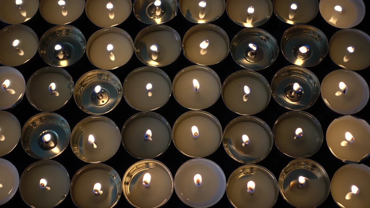 velas sobre un fondo negro.