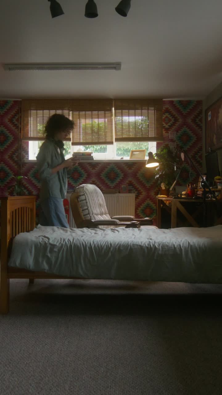 persona joven relajándose en un dormitorio acogedor