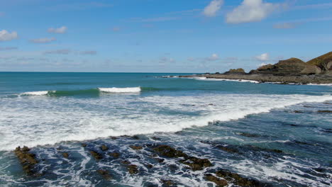 Imágenes-De-Drones-De-Olas-Rompiendo-En-Tierra-En-Devon,-Inglaterra