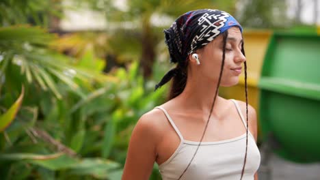 mujer con auriculares y pañuelo