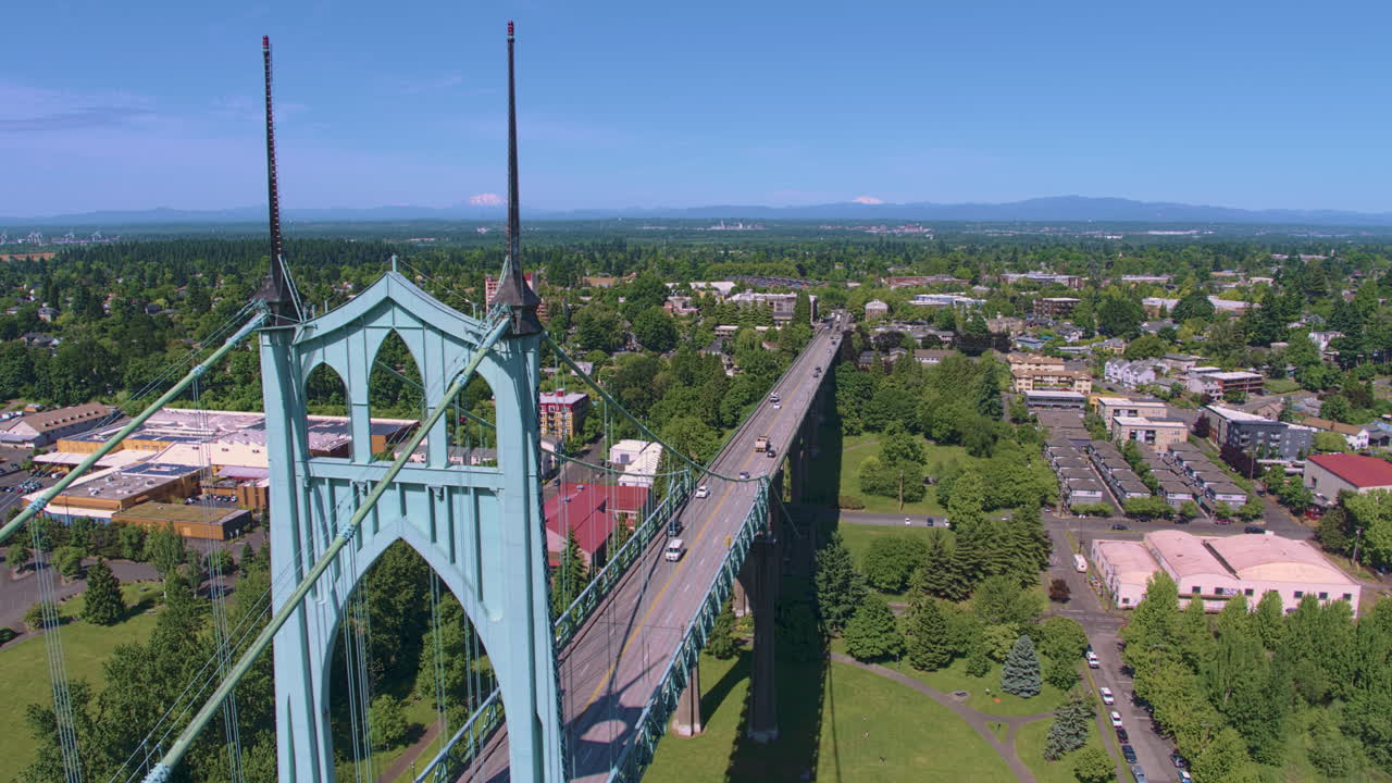vuelo aéreo hacia adelante junto a la torre del puente sobre los autos, parque, ciudad