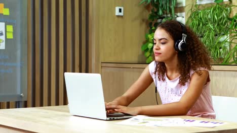 animación de una red de conexiones a través de una mujer de negocios biracial usando una computadora portátil