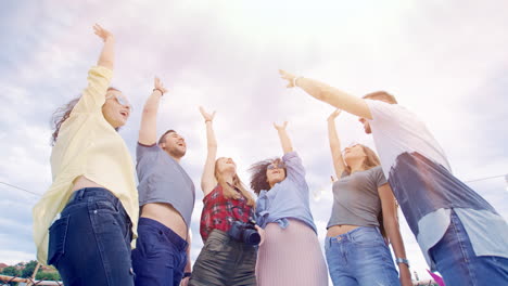 amigos de alto cinco trabajo en equipo y