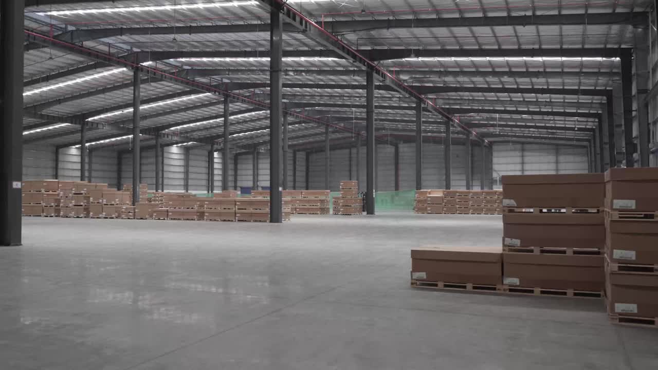 Magazzino vuoto in Asia. Spazio di stoccaggio per prodotti industriali destinati alla spedizione o alla produzione