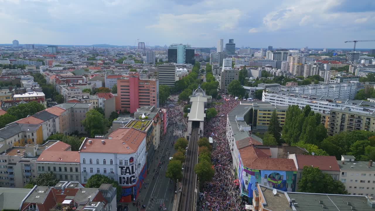 놀라운 상공 뷰 비행 csd 프라이드 러브 퍼레이드 2023 시 베를린 독일 여름날