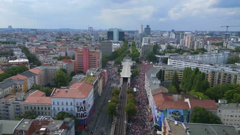 increíble vista aérea de arriba vuelo csd orgullo desfile del amor 2023 en la ciudad de berlín alemania día de verano