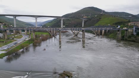 Puentes-Triples-Superpuestos-En-Peso-Da-Régua,-Portugal---Aéreo