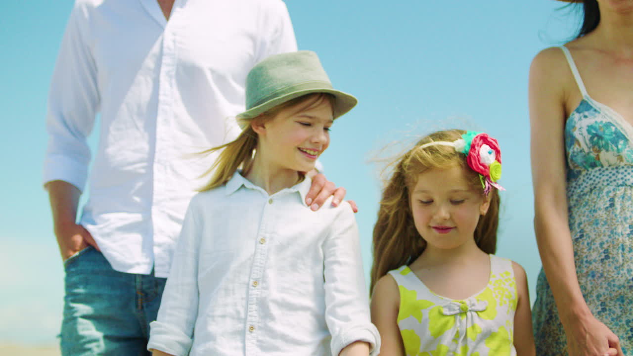 해변에서 산책하는 가족