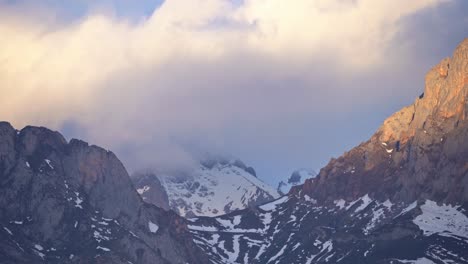 Felsige,-Schneebedeckte-Berge-Unter-Bewölktem-Himmel