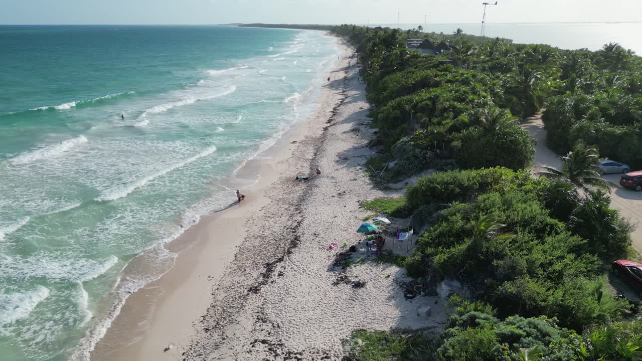 vuelo aéreo bajo a lo largo de la playa arenosa del caribe al sur de tulum, méxico