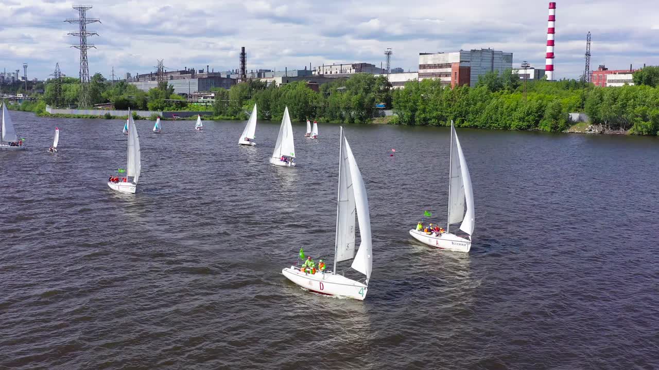 산업 구역 근처의 강에서 항해 대회
