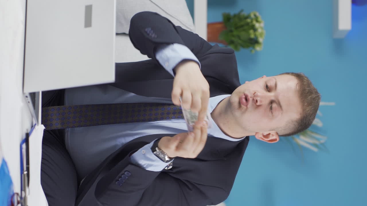 вертикальное видео домашнего офисного работника, торгующего долларами.