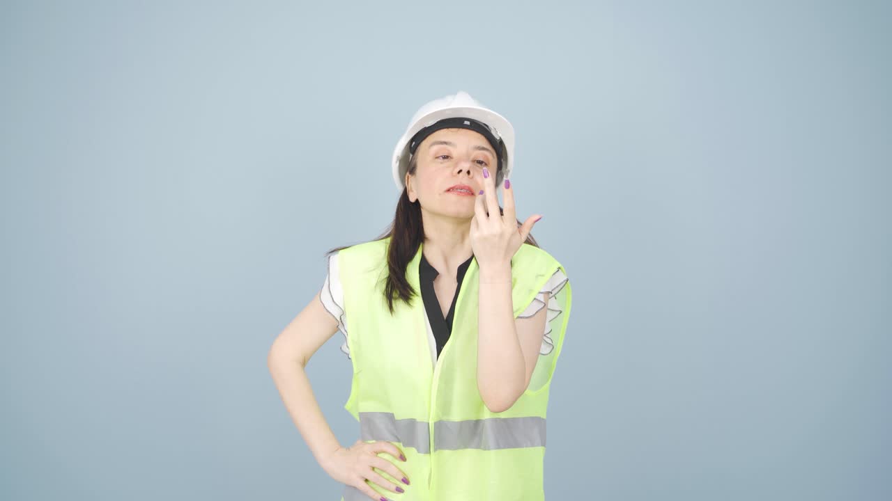 건설을 지켜보는 엔지니어는 사려 깊습니다.