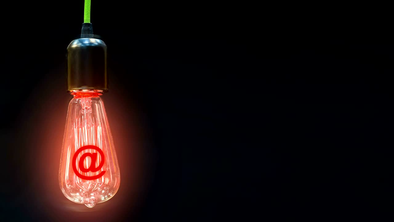 bombilla con una marca de brillo en el interior.