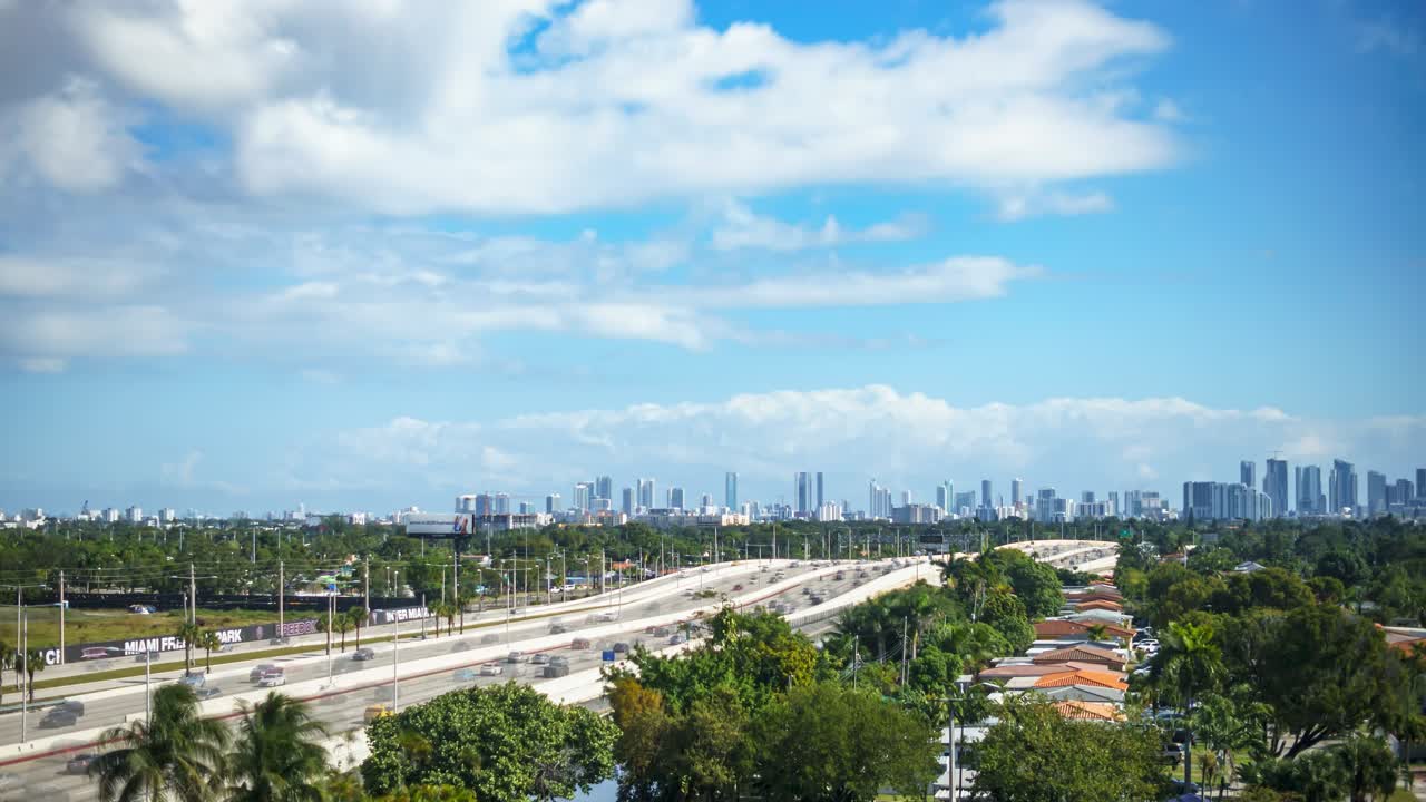 백그라운드에서 마이애미 스카이라인과 함께 돌고래 고속도로의 교통, 낮 시간 간격